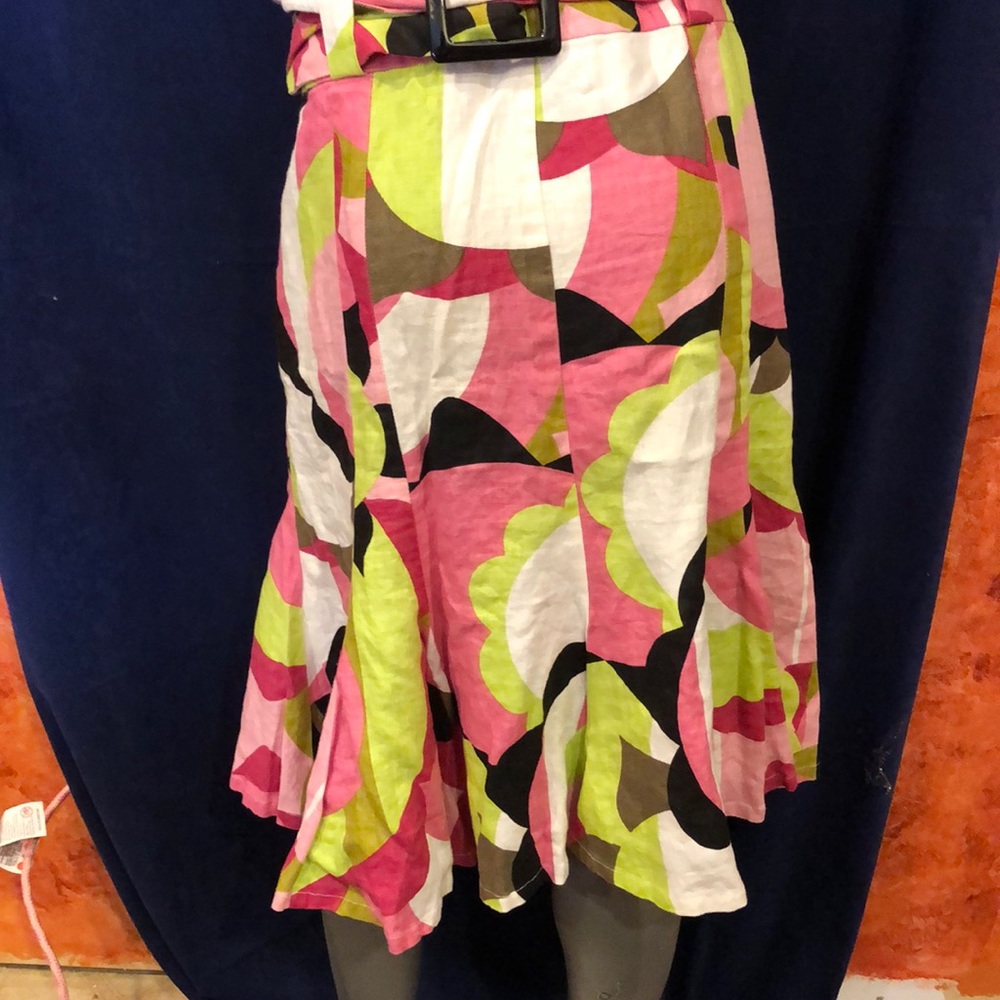 Fun and flirty skirt! Great colors and fit!